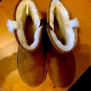 Girls size 5 Koolaburra by Ugg.  NEW